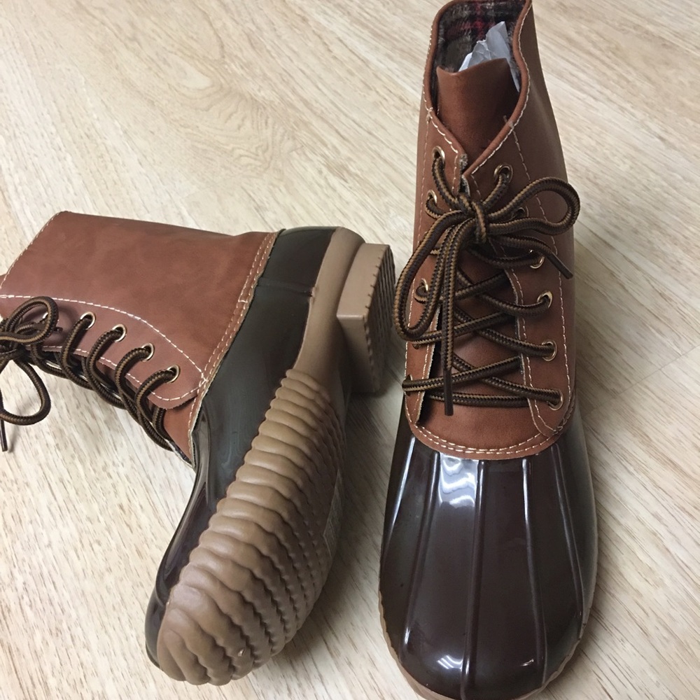 🎉SALE🎉Ladies Lace up duck boots. Brown